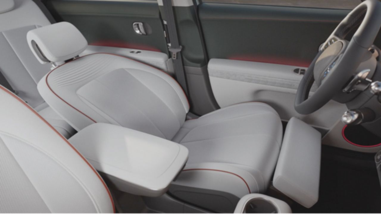 Plně sklopná přední sedadla elektromobilu Hyundai IONIQ 5.
