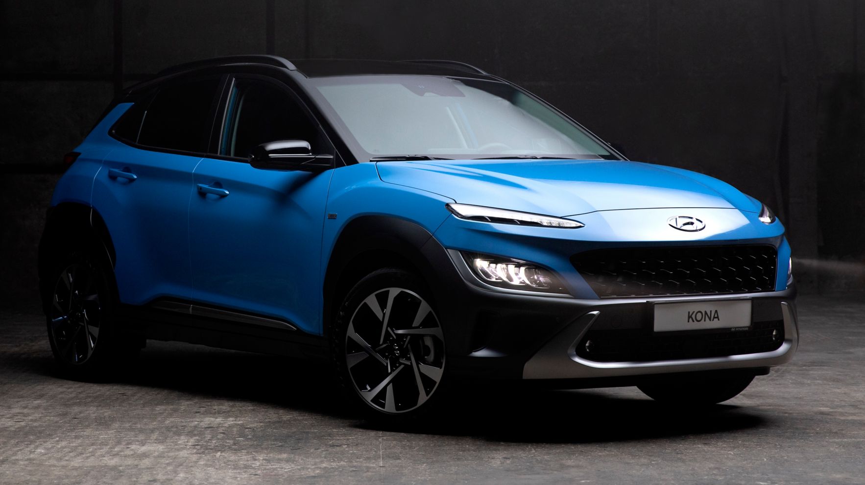 Čelní pohled na nový Hyundai Kona v barvě Surfy Blue.
