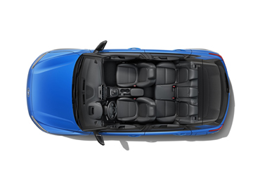 Pohled z ptačí perspektivy na nové kompaktní SUV Hyundai Kona Hybrid, které nabízí dostatek prostoru.